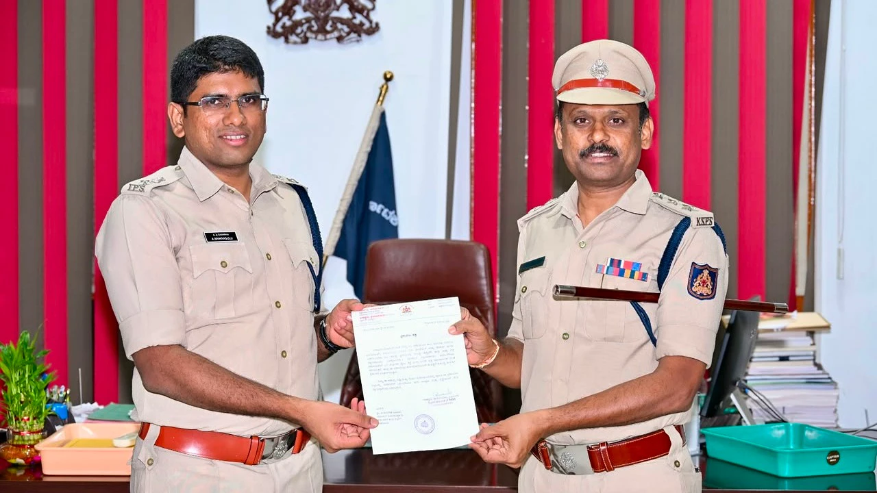 ತನಿಖಾಧಿಕಾರಿ ಶಂಕರಗೌಡ ಪಾಟೀಲ್ ಅವರಿಗೆ ಪ್ರಶಂಸನಾ ಪತ್ರ ನೀಡುತ್ತಿರುವ ಎಸ್ಪಿ