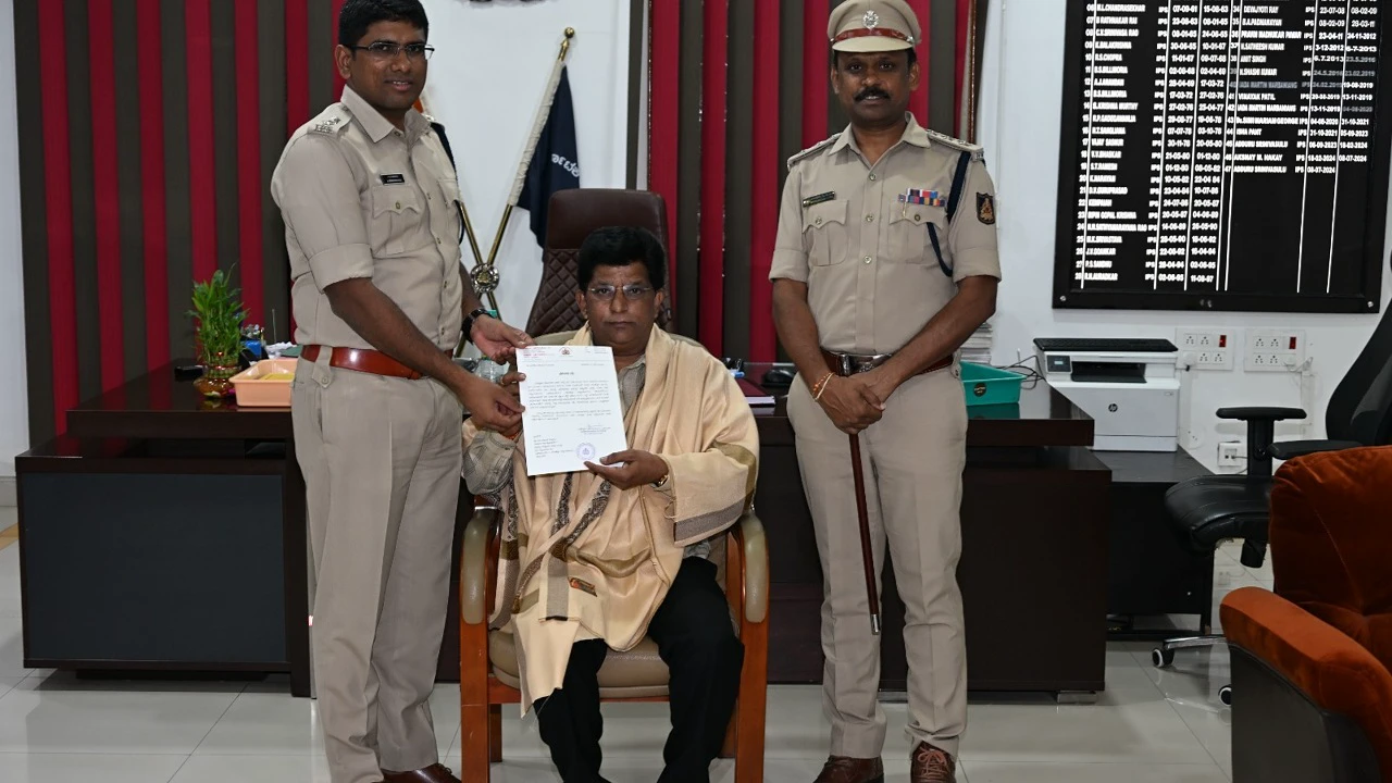 ಸರಕಾರಿ ಅಭಿಯೋಜಕ ತುಪ್ಪದ್ ಅವರಿಗೆ ಕಲಬುರಗಿ ಎಸ್ಪಿ ಅಡ್ಡೂರು ಶ್ರೀನಿವಾಸಲು ಅವರಿಂದ ಅಭಿನಂದನೆ